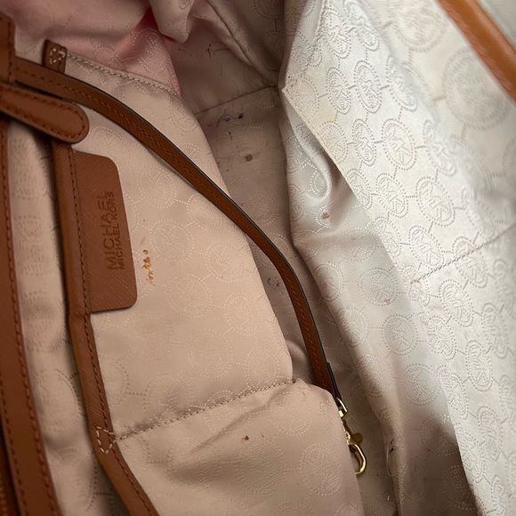 Michael Kors Kempton tote. Measures 14”x10”x5” pre owned - Picture 6 of 11